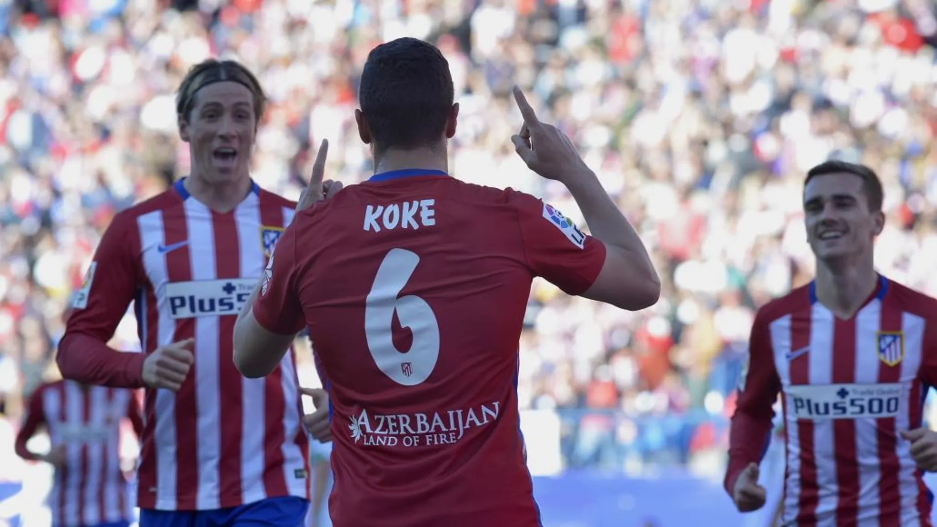 Koke recibe la felicitación de sus compañeros Fernando Torres y Antoine Griezmann tras conseguir el primer gol ante el Granada.