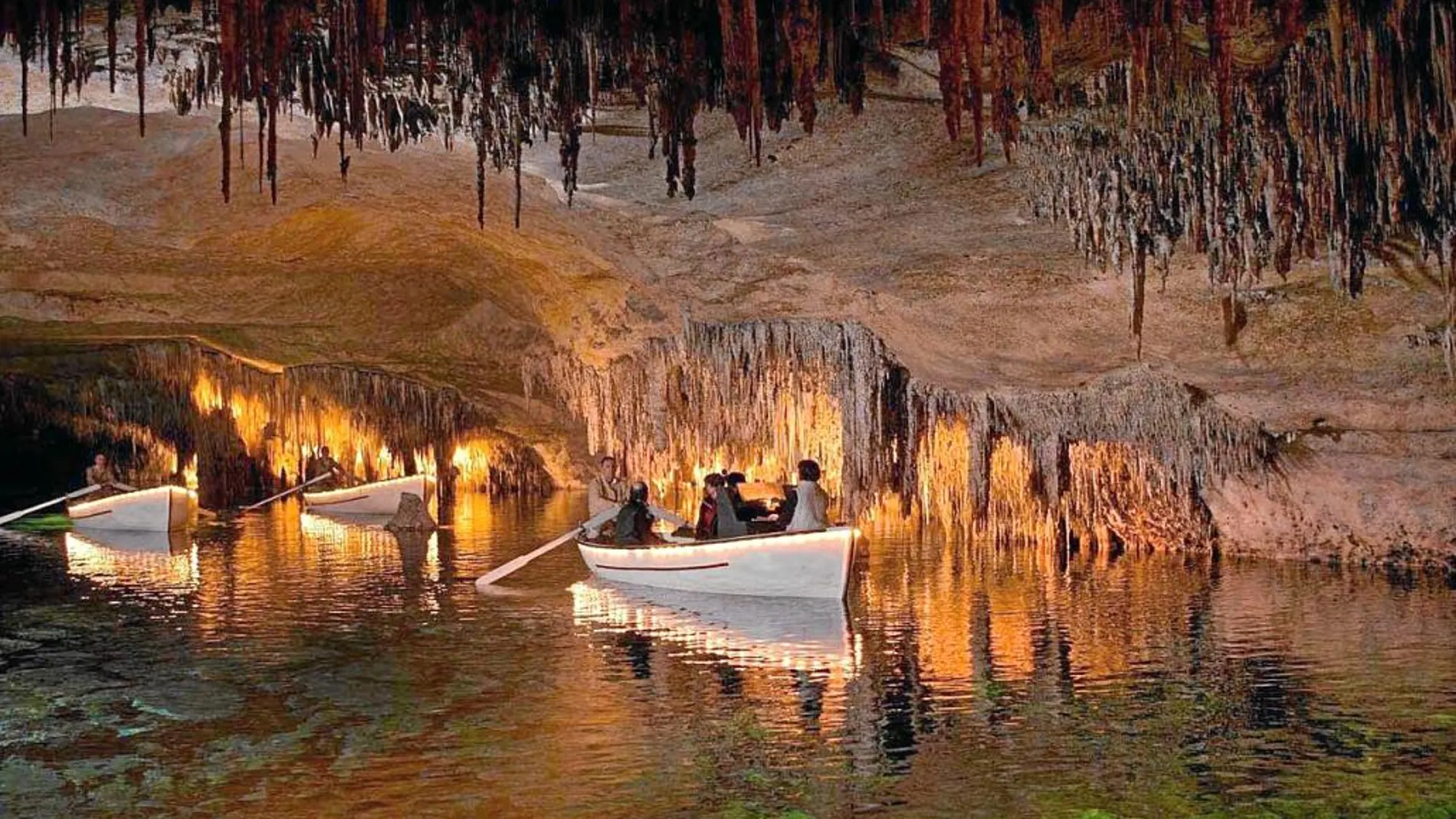 Las Cuevas del Drach alcanzan dos kilómetros y medio de longitud y descienden a 25 metros de profundidad