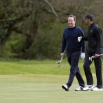 Barack Obama y David Cameron juegan al golf ayer en Waldorf