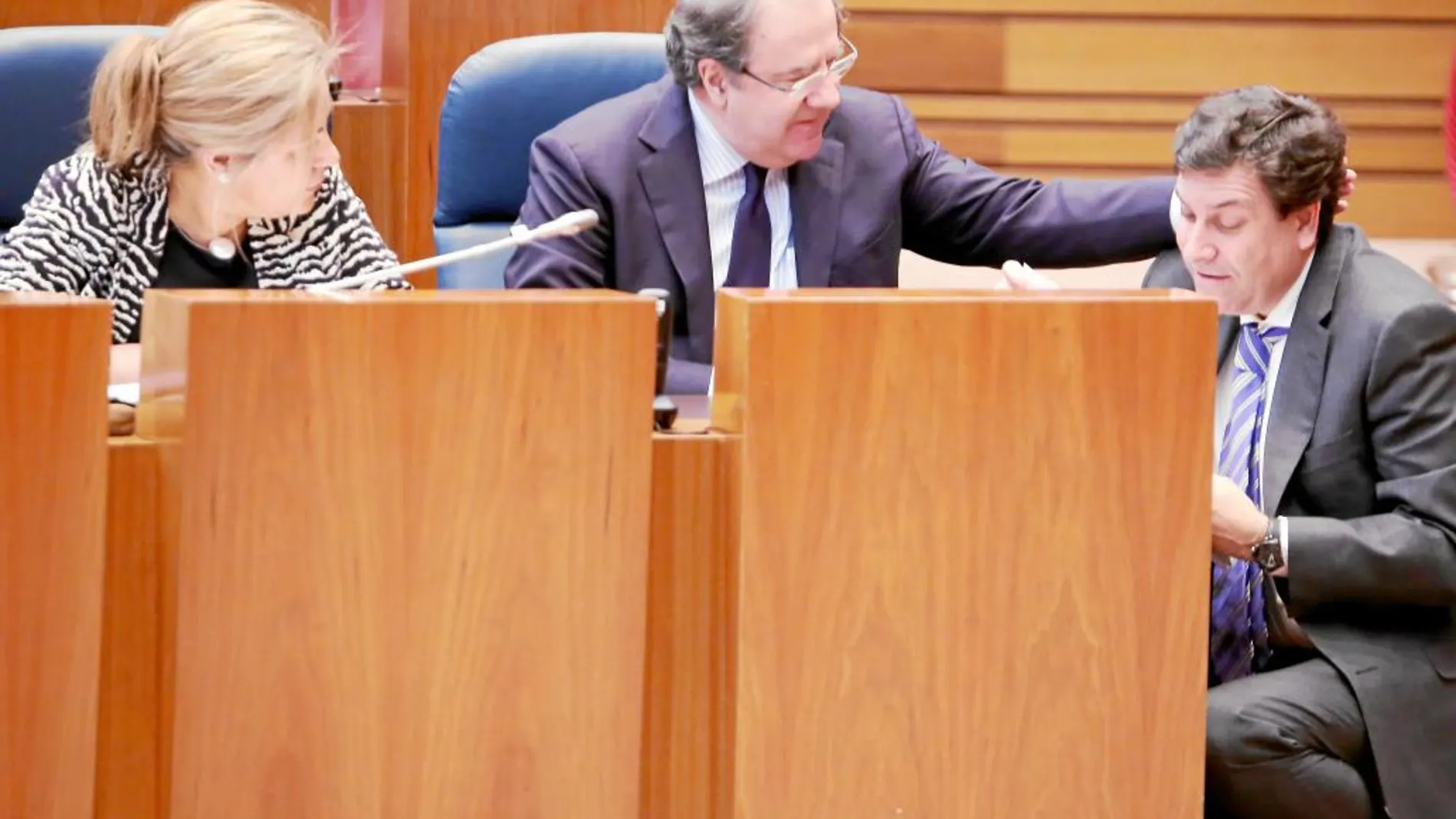 El presidente Herrera y la vicepresidenta Rosa Valdeón conversan con el portavoz del PP, Carlos Fernández Carriedo