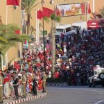El rey Mohamed VI de Marruecos hizo hoy una entrada triunfal en El Aaiún, donde fue recibido por miles de personas que lo esperaron durante horas en las calles