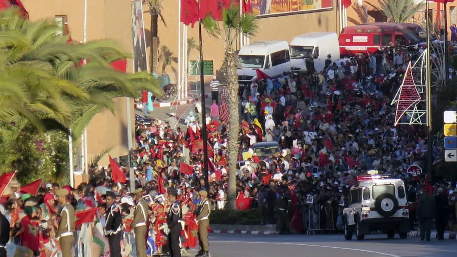 El rey Mohamed VI de Marruecos hizo hoy una entrada triunfal en El Aaiún, donde fue recibido por miles de personas que lo esperaron durante horas en las calles