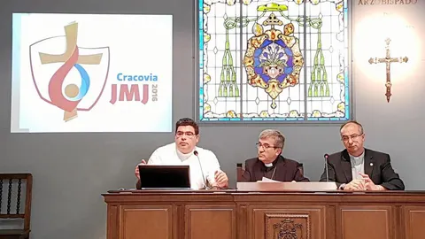 El auxiliar de obispo de Valladolid, Luis Argüello, junto a Jesús Campos y Jorge Fernández