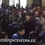 Imagen capturada de un video de Diario de Pontevedra.es, que capta el momento en el que Mariano Rajoy es agredido esta tarde por un joven de 17 años en Pontevedra, durante un paseo electoral por el centro de la ciudad gallega. El joven ha sido detenido.