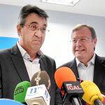 El presidente de la Diputación de León, Juan Martínez Majo, acompañado de Antonio Silván, presenta su candidatura.