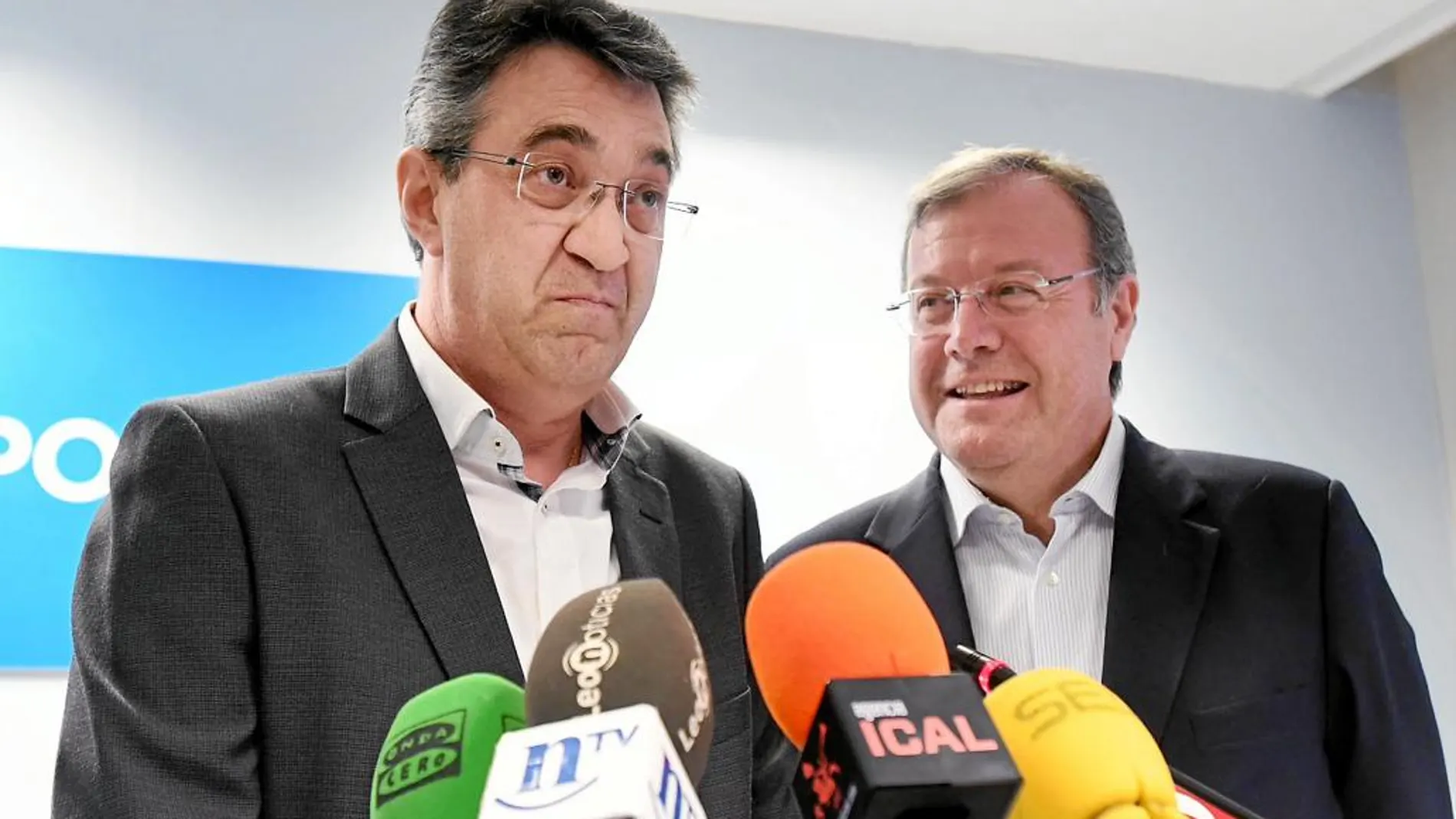 El presidente de la Diputación de León, Juan Martínez Majo, acompañado de Antonio Silván, presenta su candidatura.
