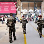 Soldados franceses vigilan la estación Gare du Nord, en París