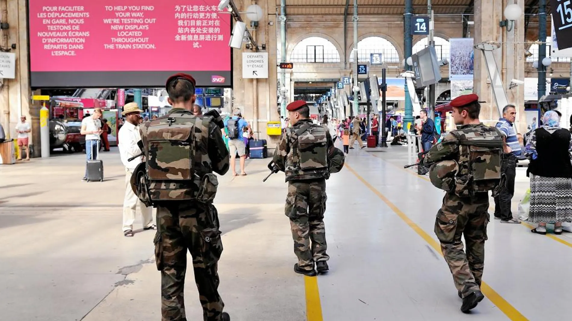 Soldados franceses vigilan la estación Gare du Nord, en París