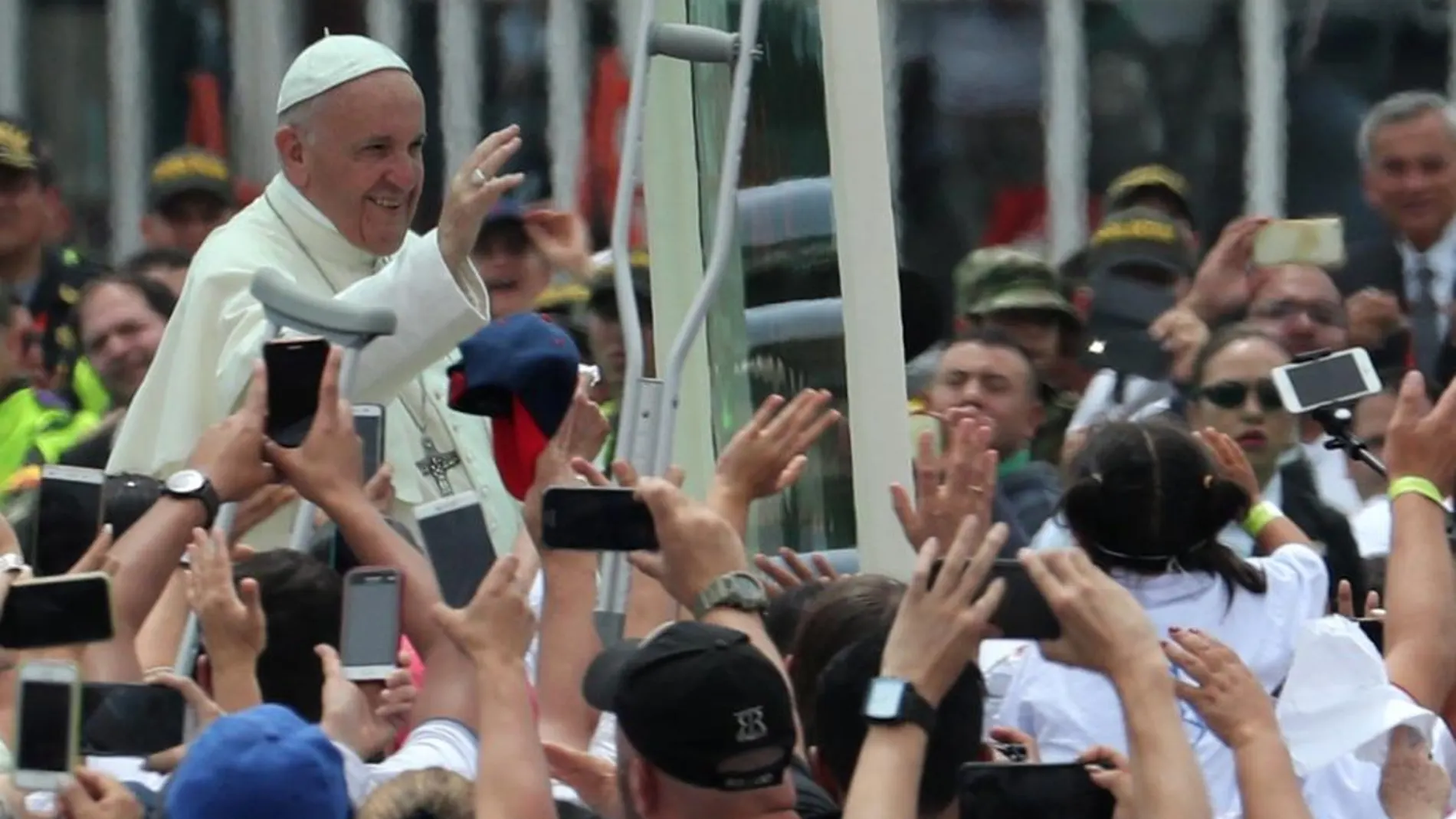 El Papa Francisco a su llegada al aeropuerto Enrique Olaya Herrera en la ciudad de Medellín (Colombia)