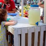 La pequeña Na'ama Uzan en su puesto de limonada