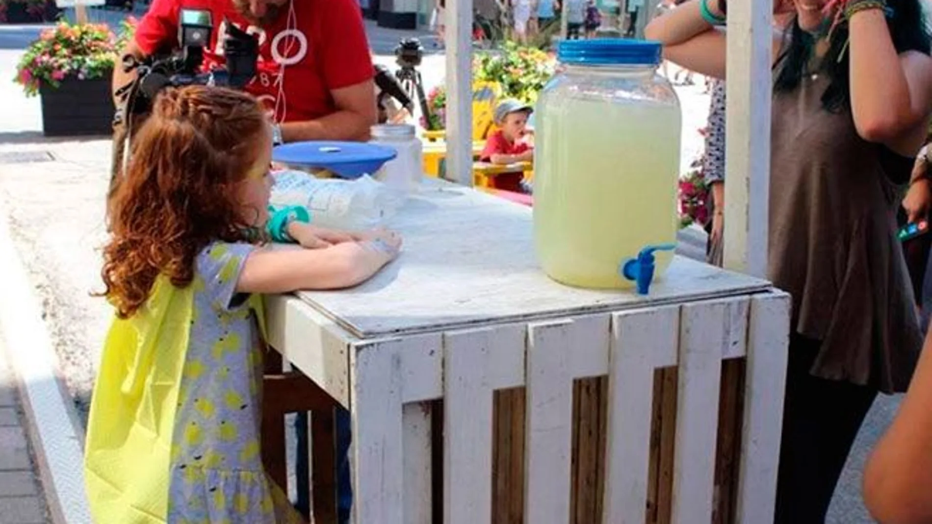 La pequeña Na'ama Uzan en su puesto de limonada