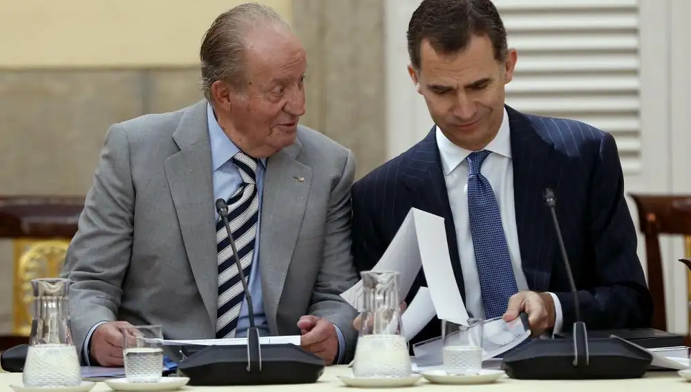 Felipe VI y su padre, el Rey Juan Carlos, han presidido hoy en el palacio de El Pardo la reunión del patronato de la fundación Cotec