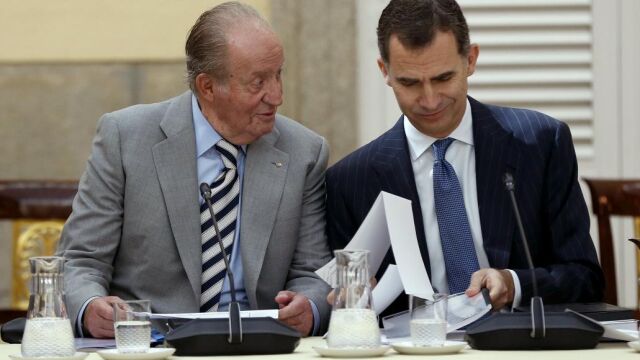 Felipe VI y su padre, el Rey Juan Carlos, han presidido hoy en el palacio de El Pardo la reunión del patronato de la fundación Cotec
