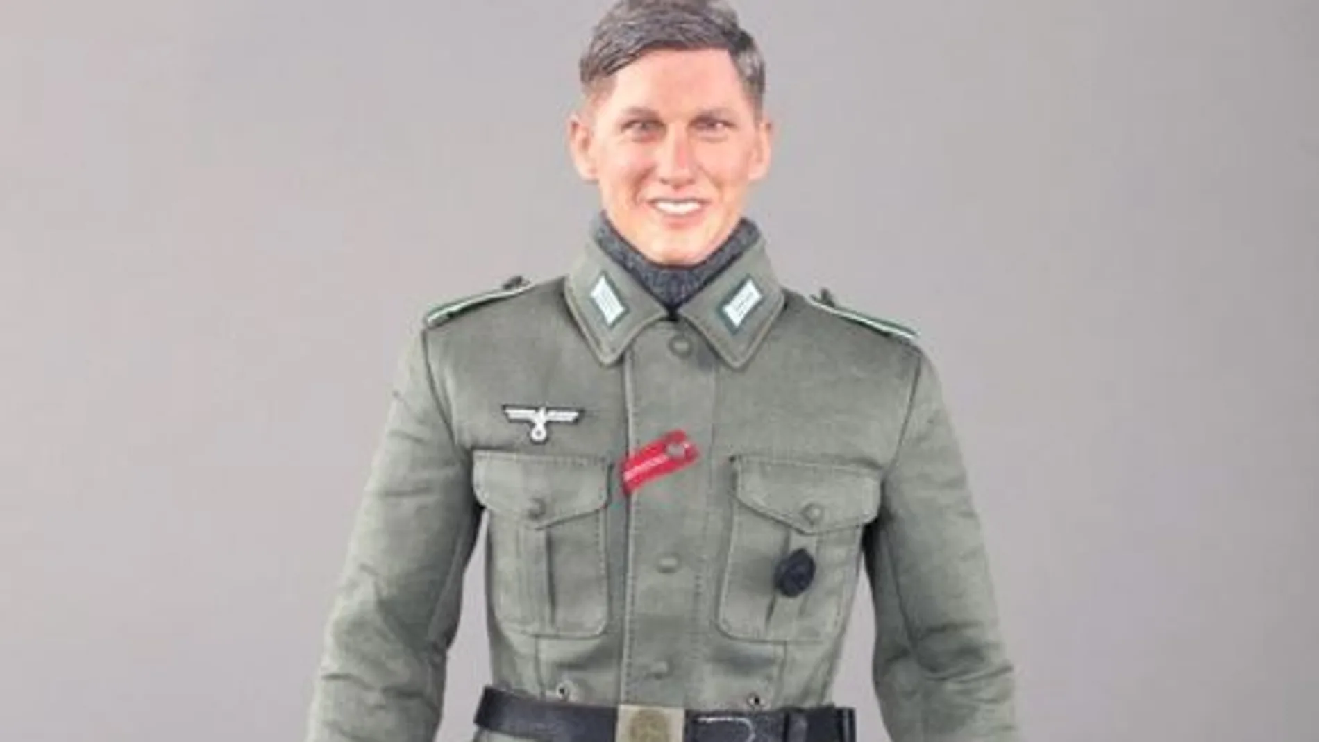 Schweinsteiger demanda a una empresa china que vende un muñeco nazi llamado Bastian