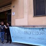 Un centenar de alumnos, exalumnos, padres y padres de exalumnos realizaron una cadena humana ante el colegio Maristes Sants-Les Corts en solidaridad con las víctimas y el profesorado