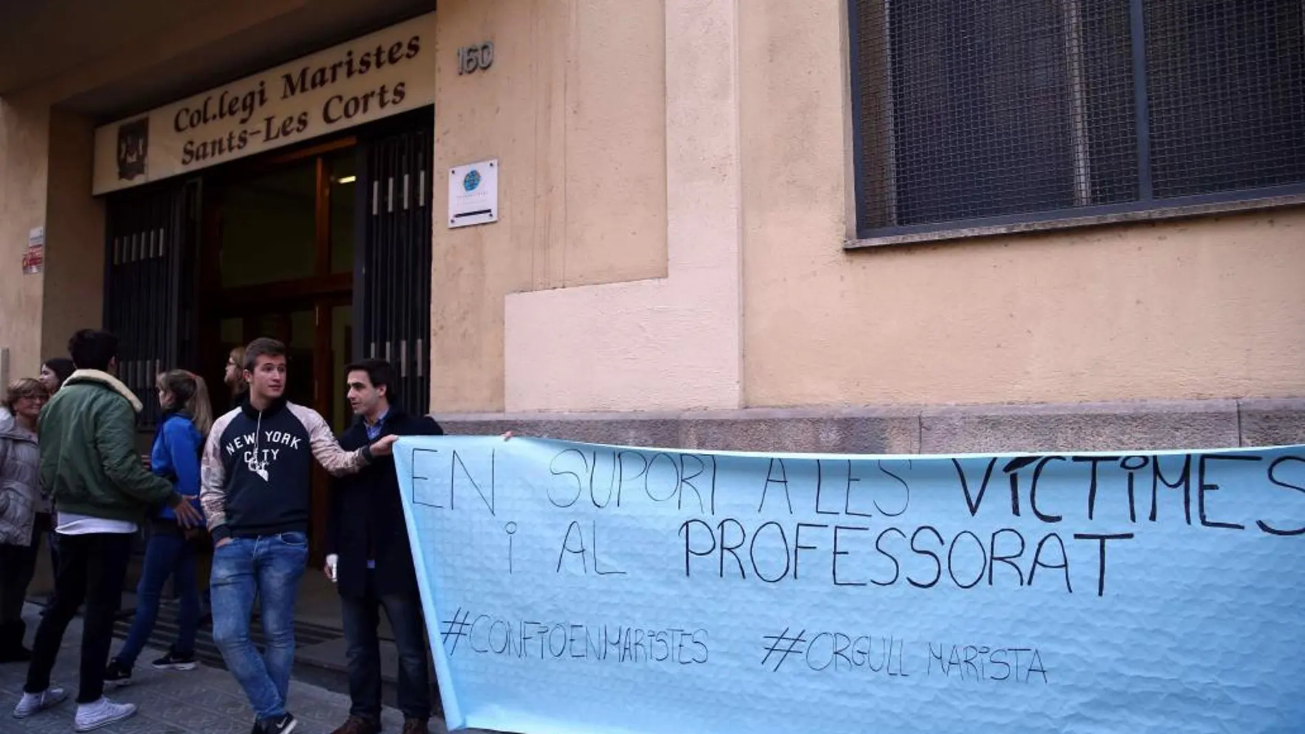 Un centenar de alumnos, exalumnos, padres y padres de exalumnos realizaron una cadena humana ante el colegio Maristes Sants-Les Corts en solidaridad con las víctimas y el profesorado