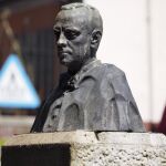 El busto de Manuel Fraga ha sido colocado de nuevo en el pedestal