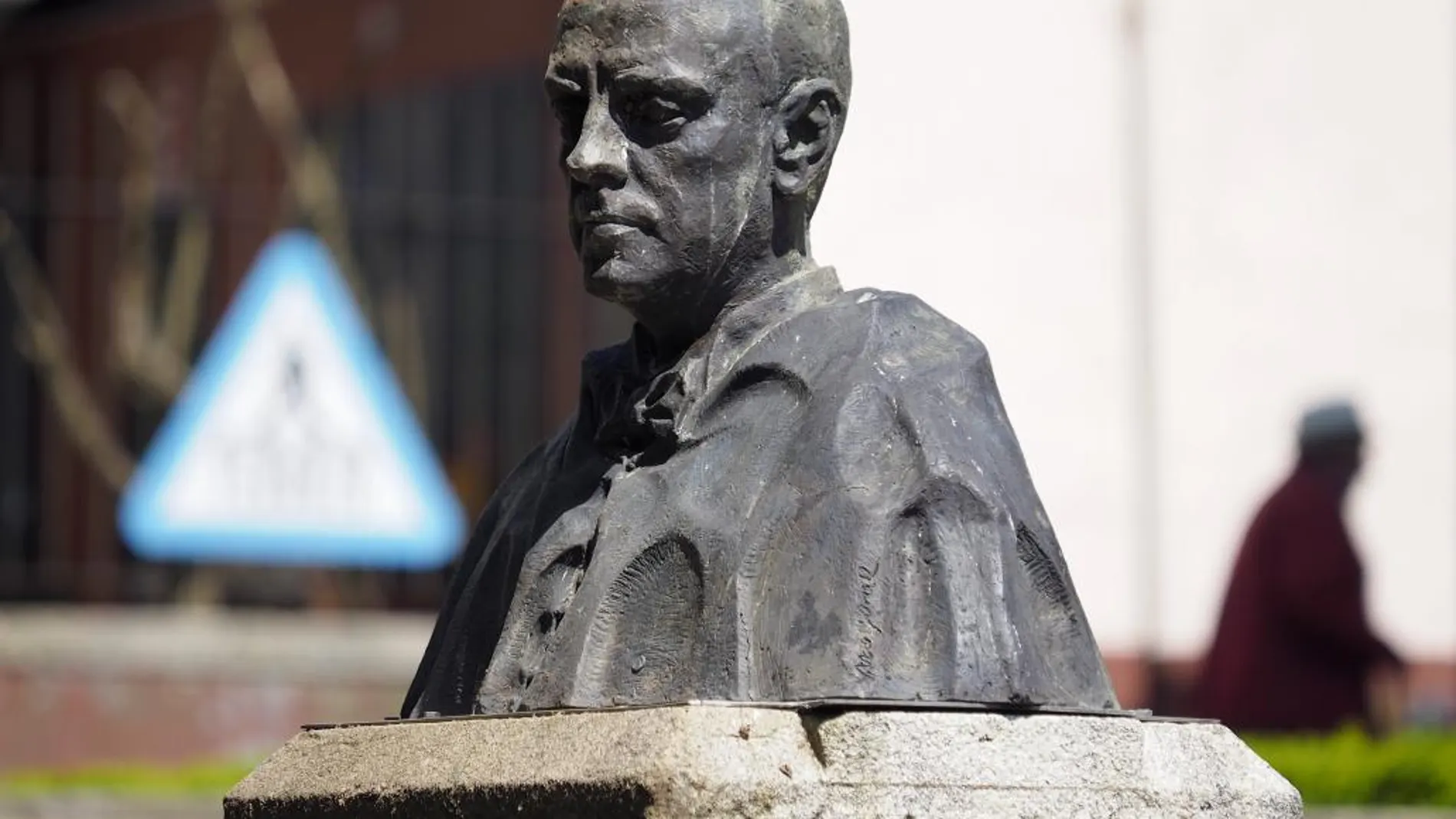 El busto de Manuel Fraga ha sido colocado de nuevo en el pedestal