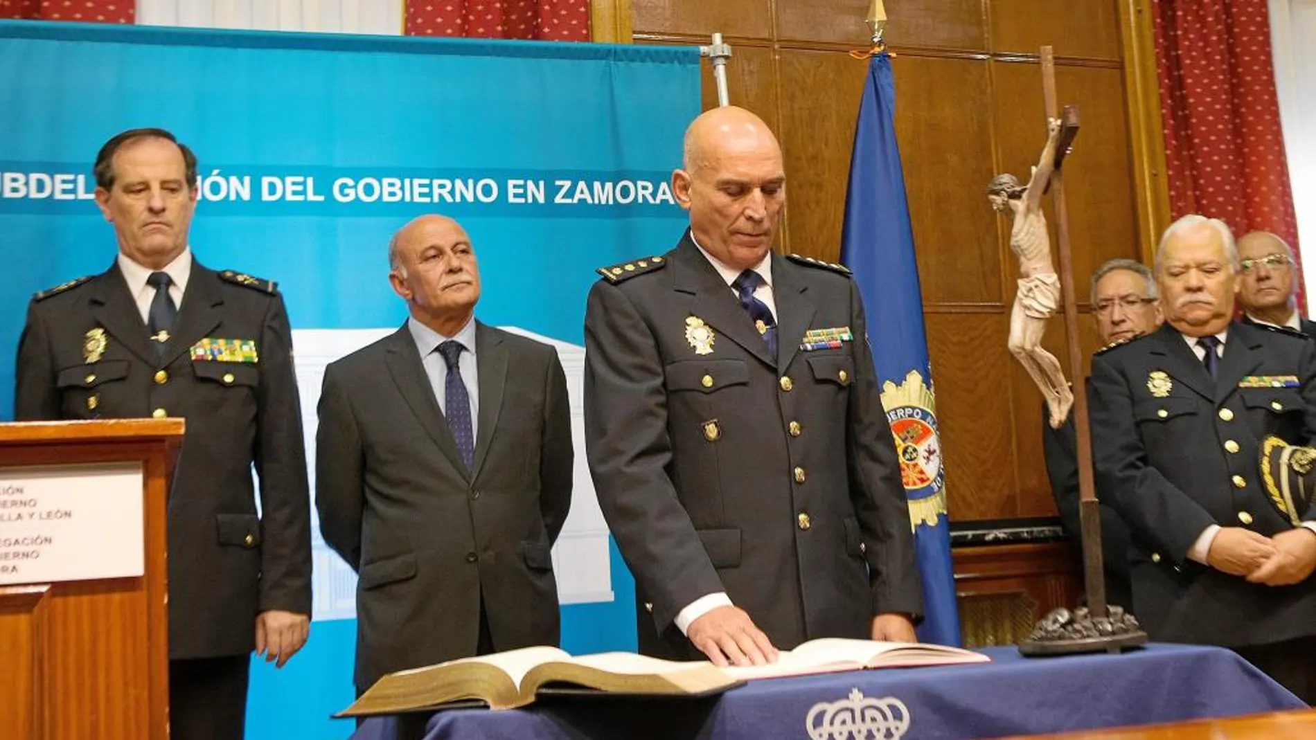 El subdelegado del Gobierno, Jerónimo García, preside la toma de posesión del nuevo comisario jefe de la Policía Nacional de Zamora, Clemente Castaño Moreno