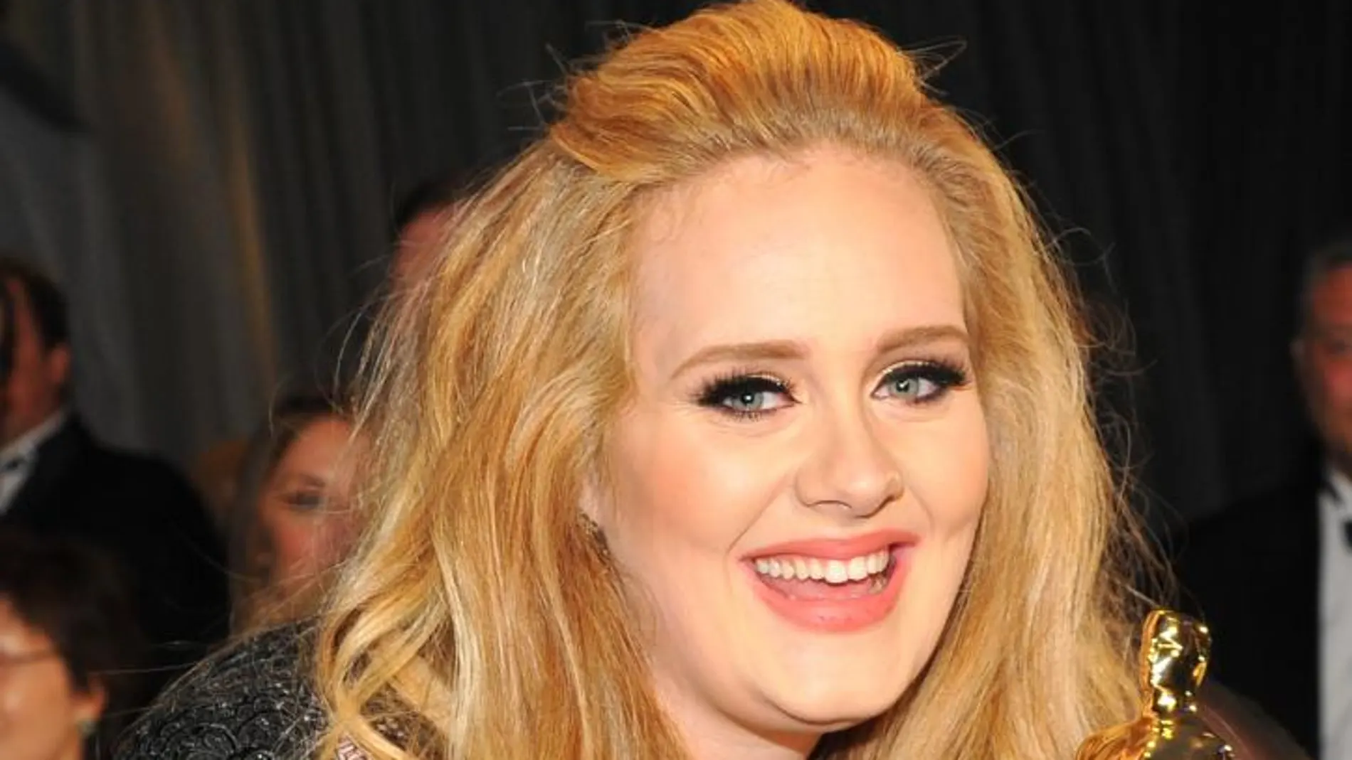 Singer Adele posa con su Oscar a la Mejor Canción