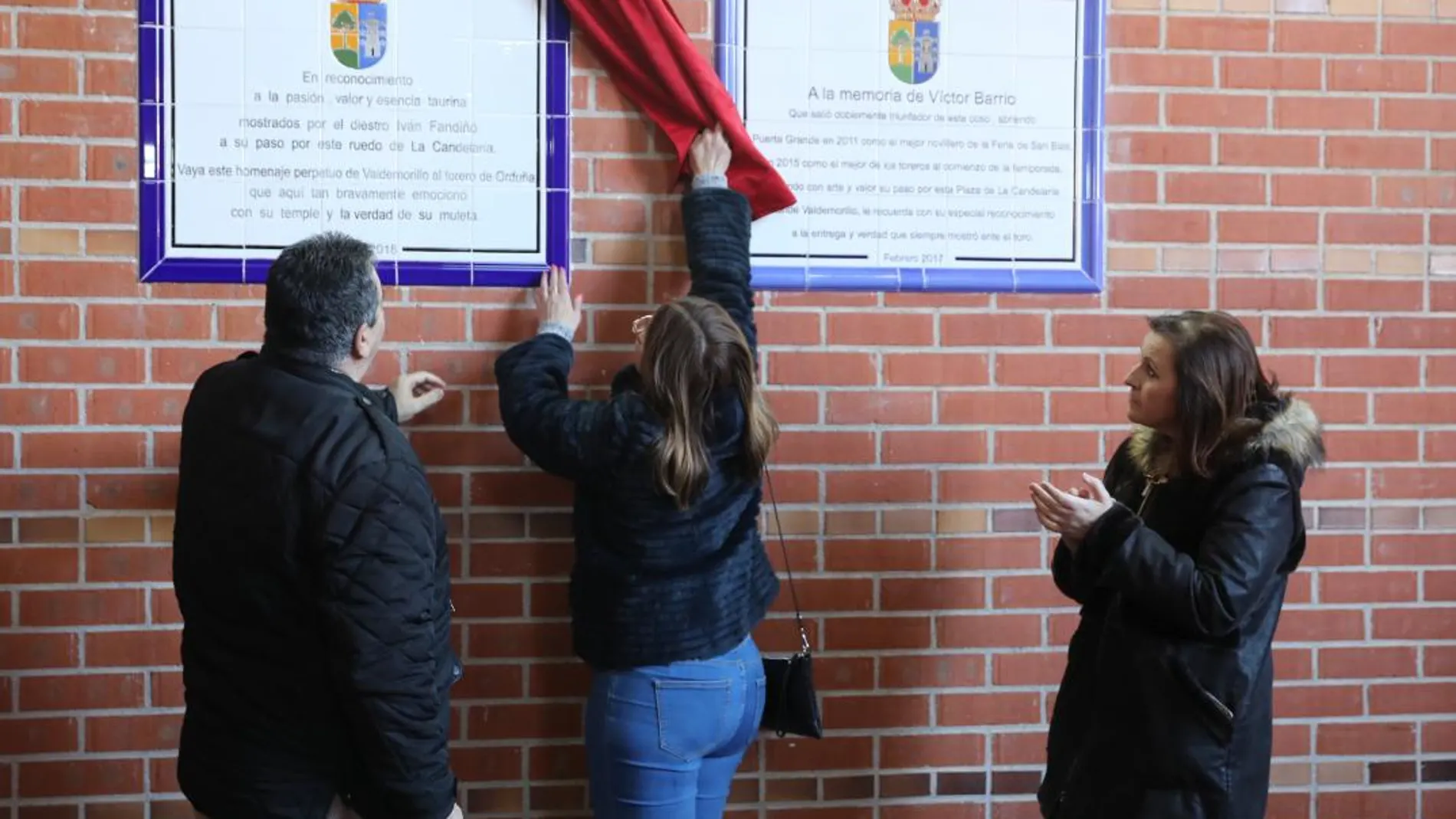 Imagen de la placa en homenaje a Iván Fandiño en Valdemorillo
