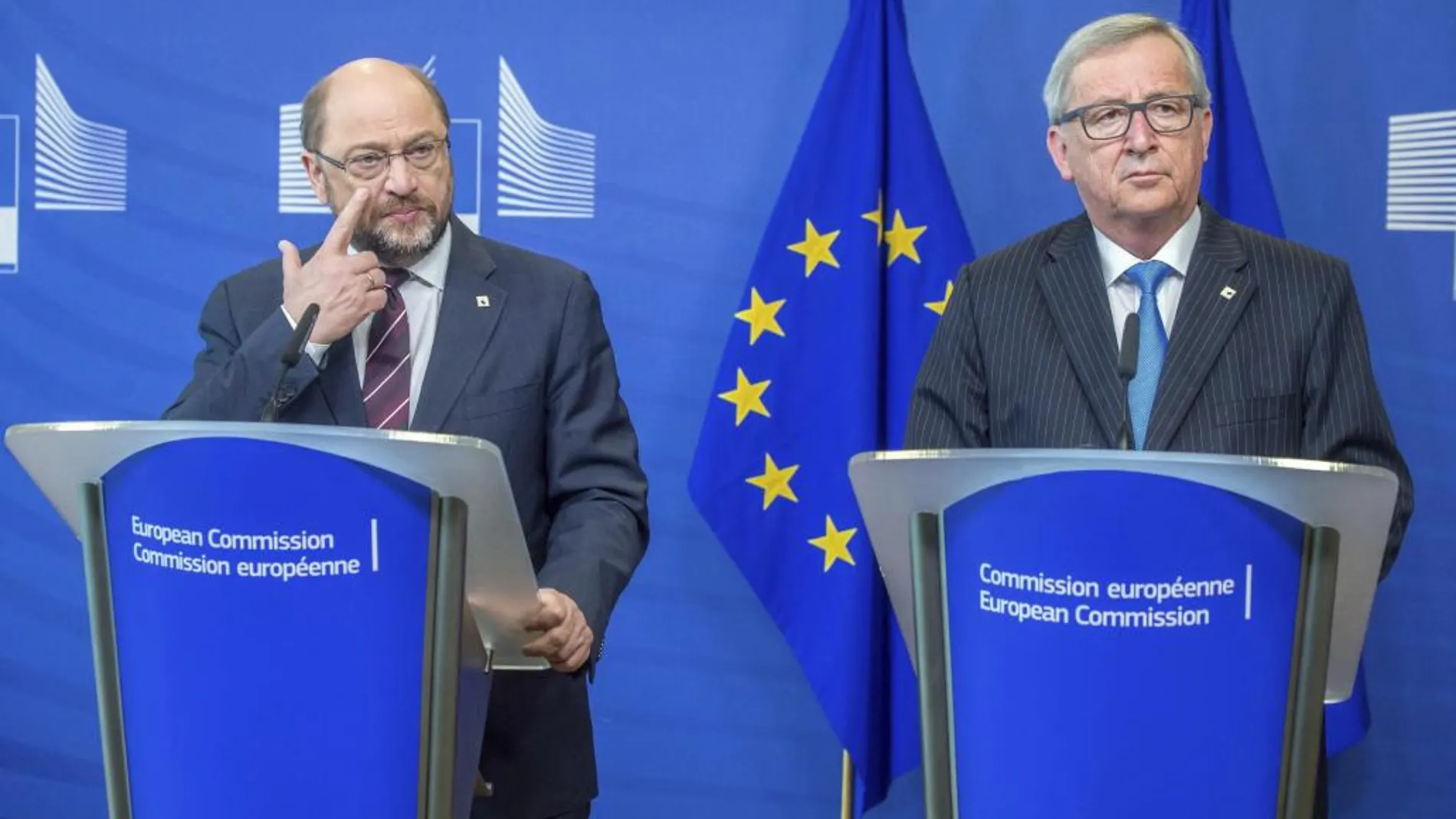El presidente del Parlamento Europeo, Martin Schulz (izq), y el presidente de la Comisión Europea, Jean-Claude Juncker (dcha),