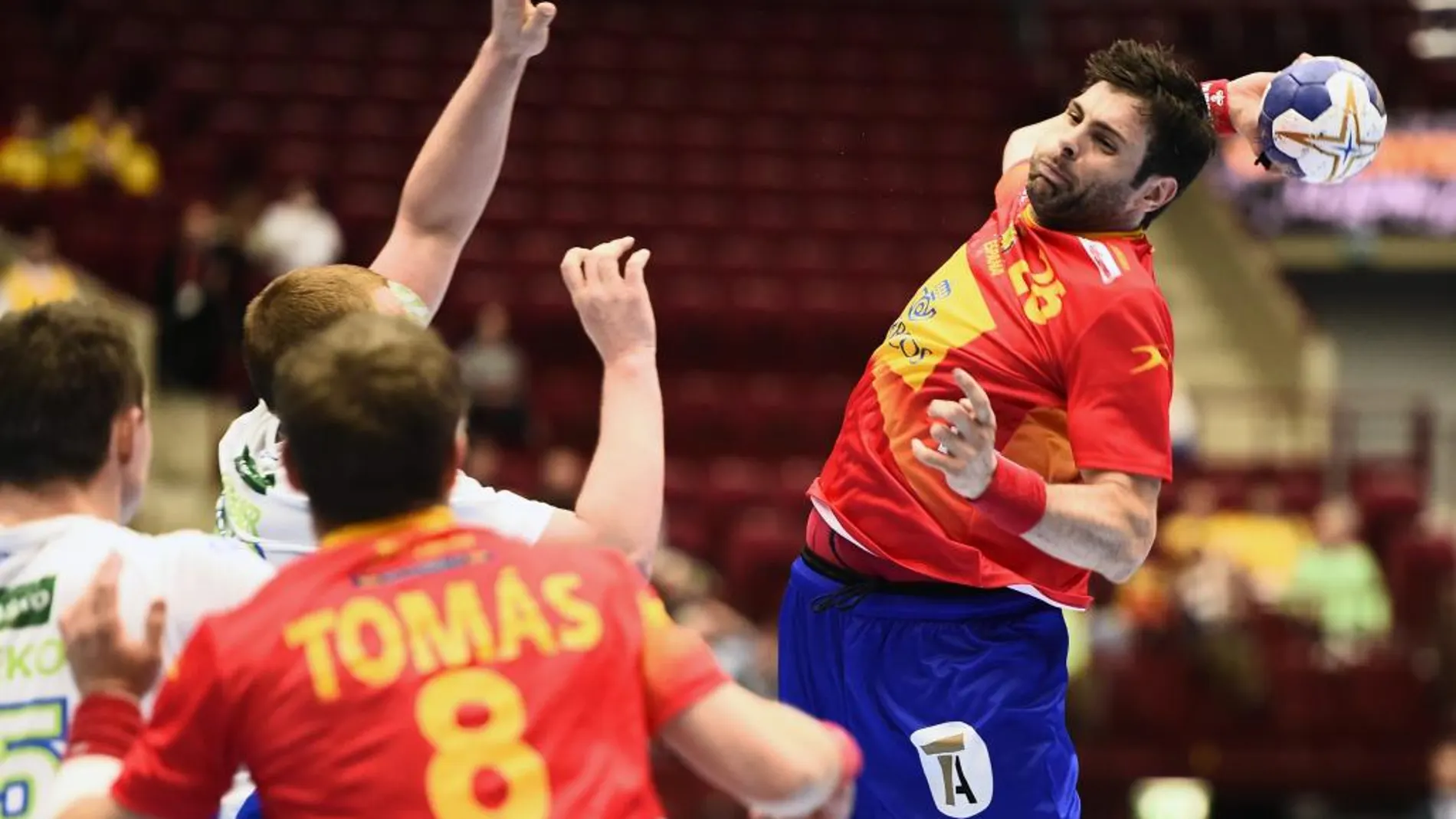 El jugador de la selección española de balonmano Antonio García en acción ante Eslovenia