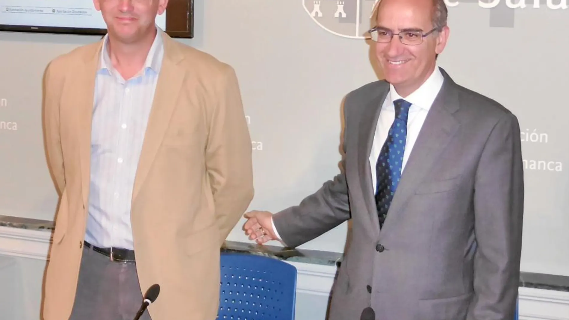 Javier Iglesias presenta los planes junto al diputado Antonio Luis Sánchez