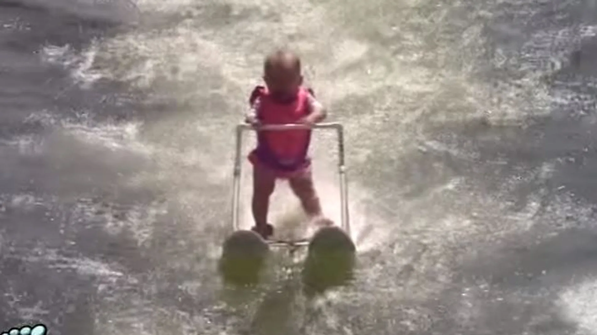 Una bebé de seis meses, la esquiadora acuática más joven del mundo