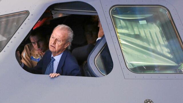 Pedro Morenés, ayer, en la fábrica de Airbus de Sevilla, a bordo de uno de los A400M