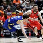 El escolta del Valencia Basket, Rafa Martínez (d), trata de superar la defensa del escolta ruso de Khimki Moscow Region, Alexey Shved, durante el primer encuentro de los cuartos de final de la Eurocopa