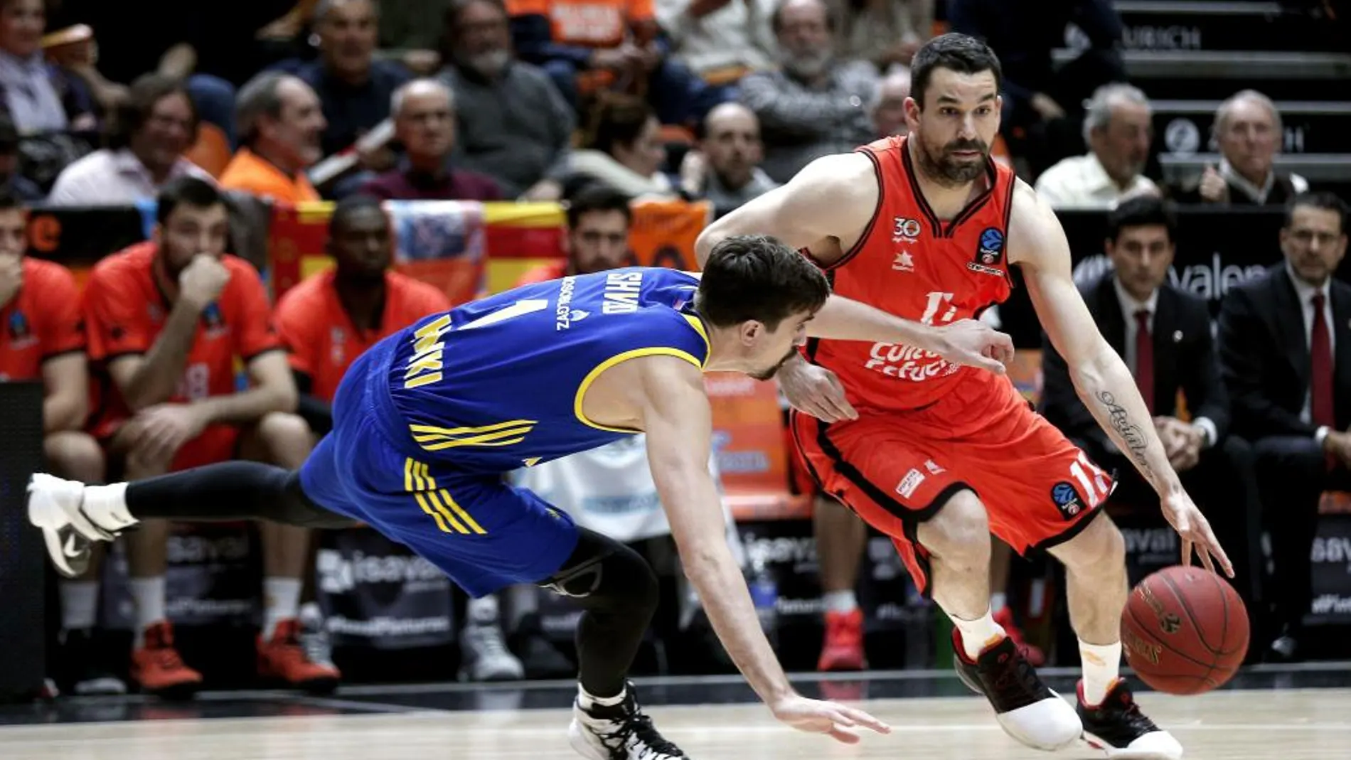 El escolta del Valencia Basket, Rafa Martínez (d), trata de superar la defensa del escolta ruso de Khimki Moscow Region, Alexey Shved, durante el primer encuentro de los cuartos de final de la Eurocopa