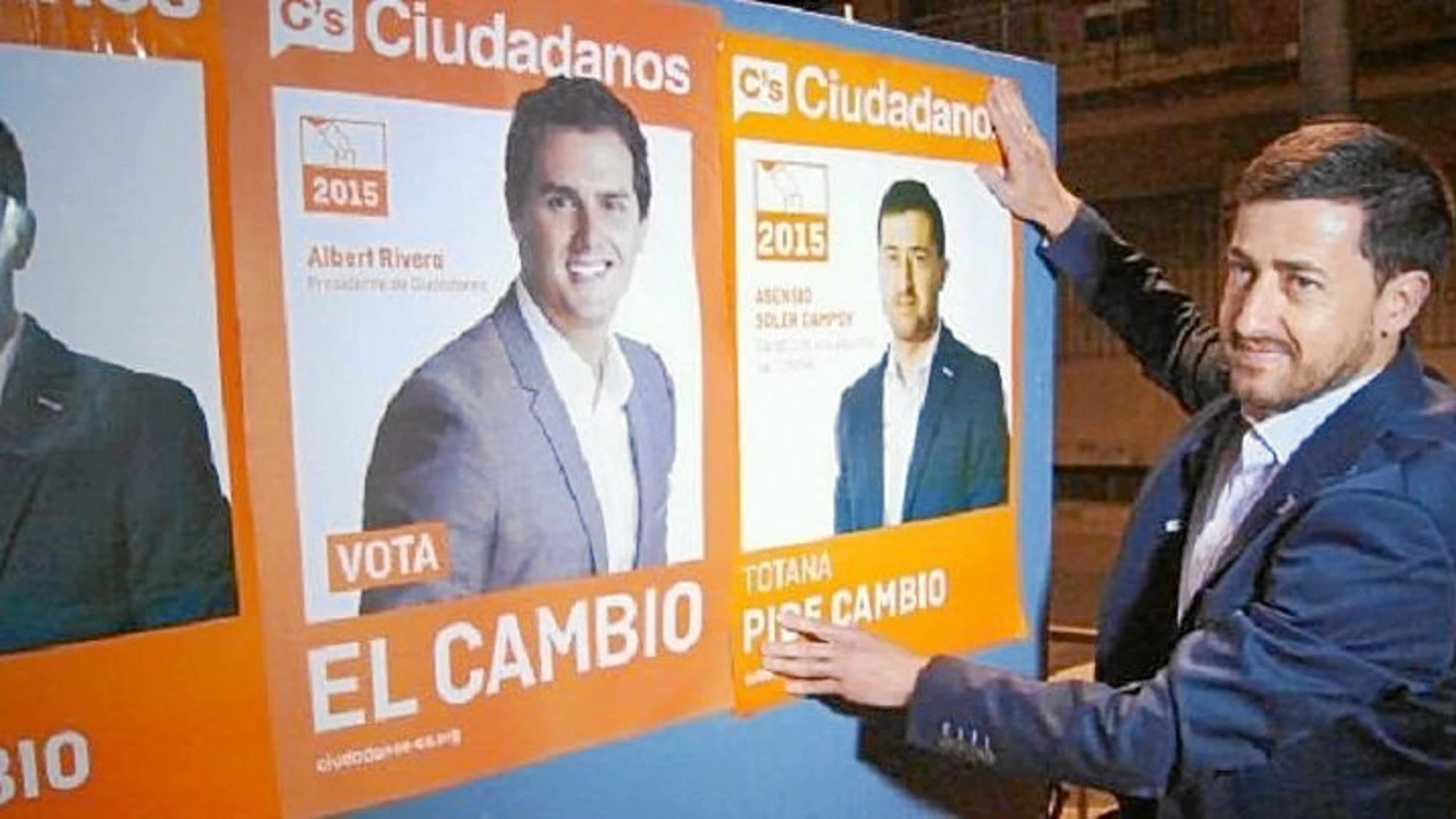 El ex edil de Cs en Totana detenido, Asensio Soler, en la pega de carteles de las últimas elecciones municipales