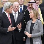 John Kerry charla con la jefa de la política exterior europea, Federica Mogherini durante la reunión de París