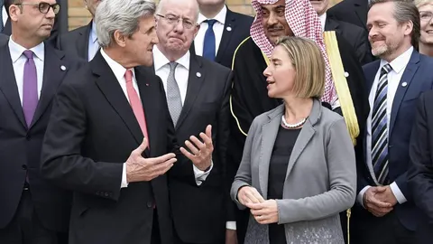 John Kerry charla con la jefa de la política exterior europea, Federica Mogherini durante la reunión de París