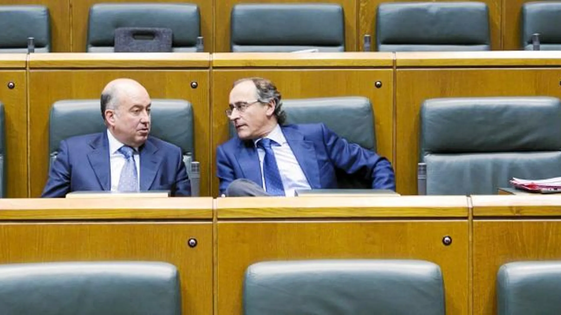 Los diputados del PP Vasco Carmelo Barrio y Alfonso Alonso, poco antes de que comenzara el Pleno de ayer en Vitoria
