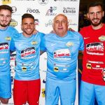 Saúl, a la izquierda, junto a sus dos hermanos, también futbolistas profesionales, y su padre