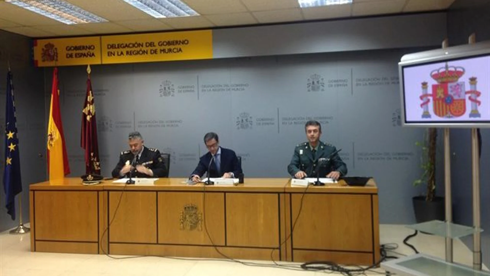 El jefe de Policía, Cirilo Durán, el delegado del Gobierno, Antonio Sánchez-Solís, y el coronel jefe de la Guardia