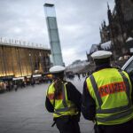 Agentes de policía alemanes hacen guardia frente a la estación central ferroviaria de Colonia (Alemania)