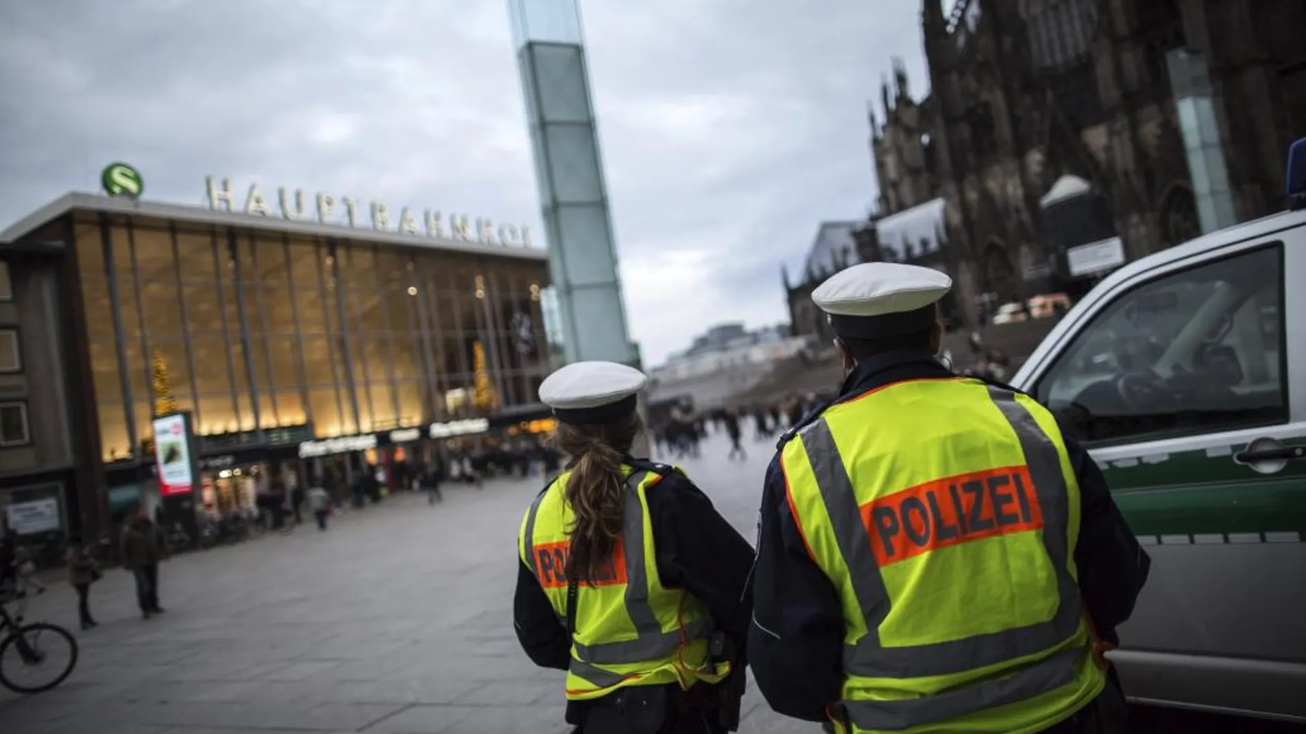Agentes de policía alemanes hacen guardia frente a la estación central ferroviaria de Colonia (Alemania)