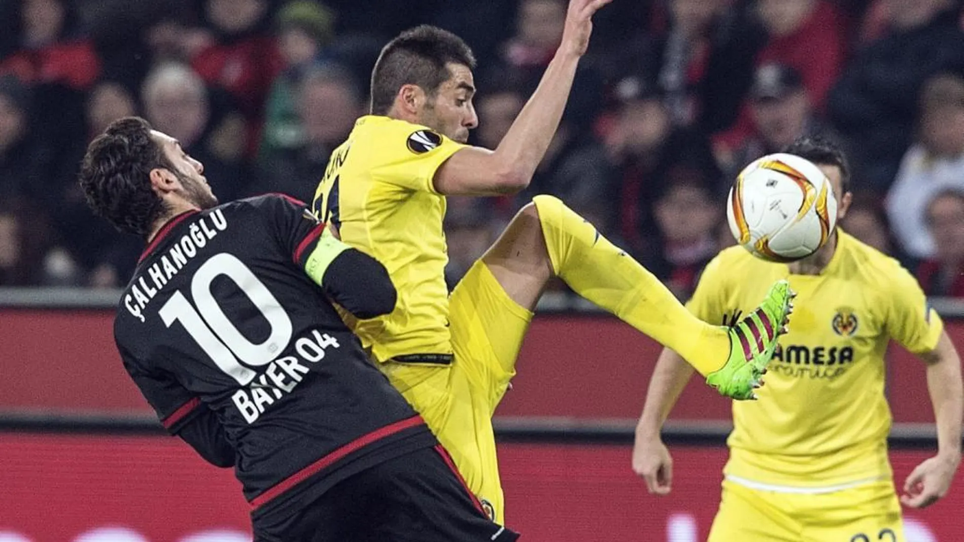 El centrocampista del Villarreal Bruno Soriano (c) lucha por el balón con Hakan Calhanoglu (i) del Leverkusen