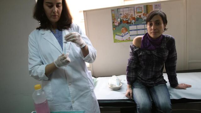 Una mujer se vacuna contra la gripe en un centro de salud de Madrid