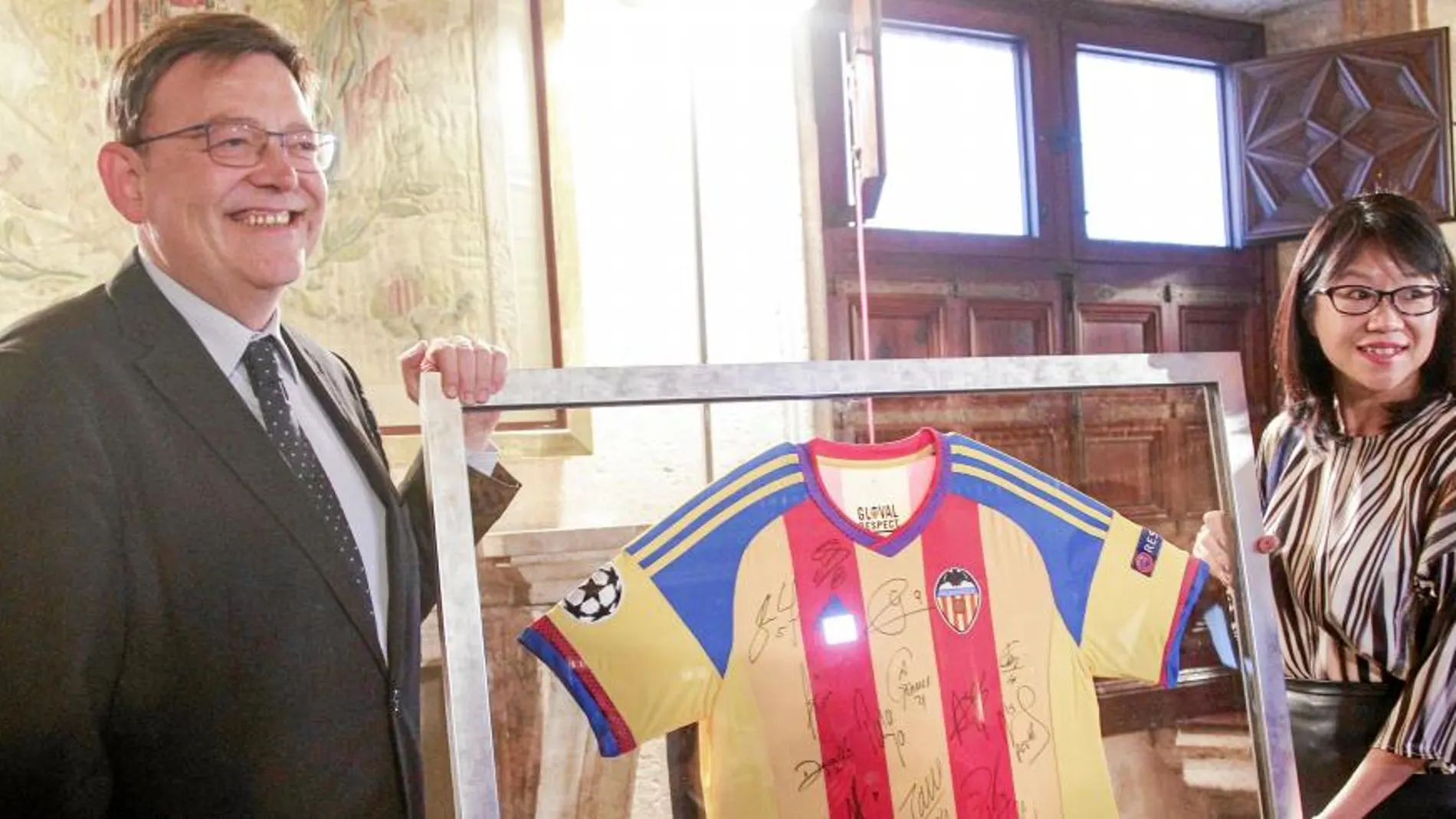 El presidente de la Generalitat se reunió ayer con la presidenta del Consejo de Administración del Valencia CF, Lay Hoon