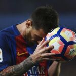 El delantero argentino del FC Barcelona Leo Messi con el balón, durante el partido frente a la SD Eibar