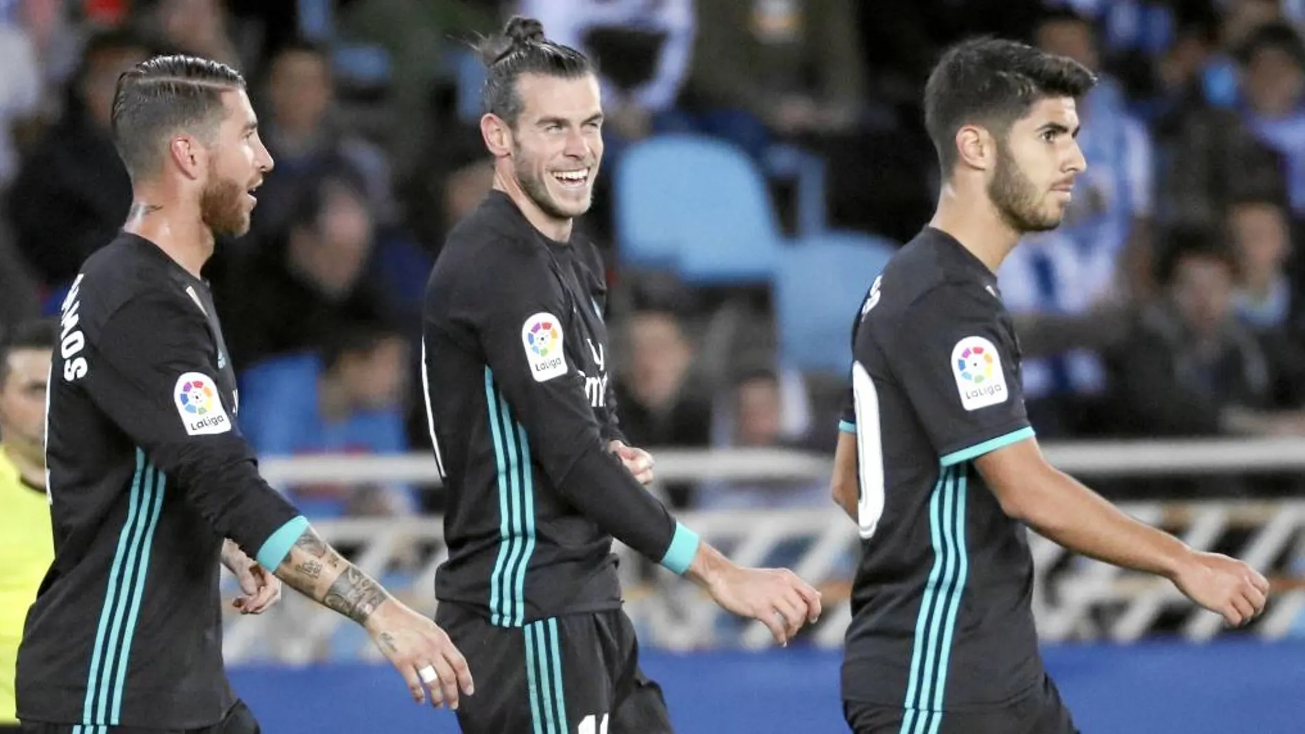 Sergio Ramos, Bale y Asensio, después de uno de los goles del Madrid ayer en Anoeta