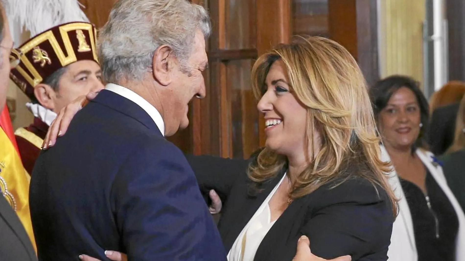 El presidente del Congreso, Jesús Posada, saluda a Susana Díaz en la recepción por el aniversario de la Constitución