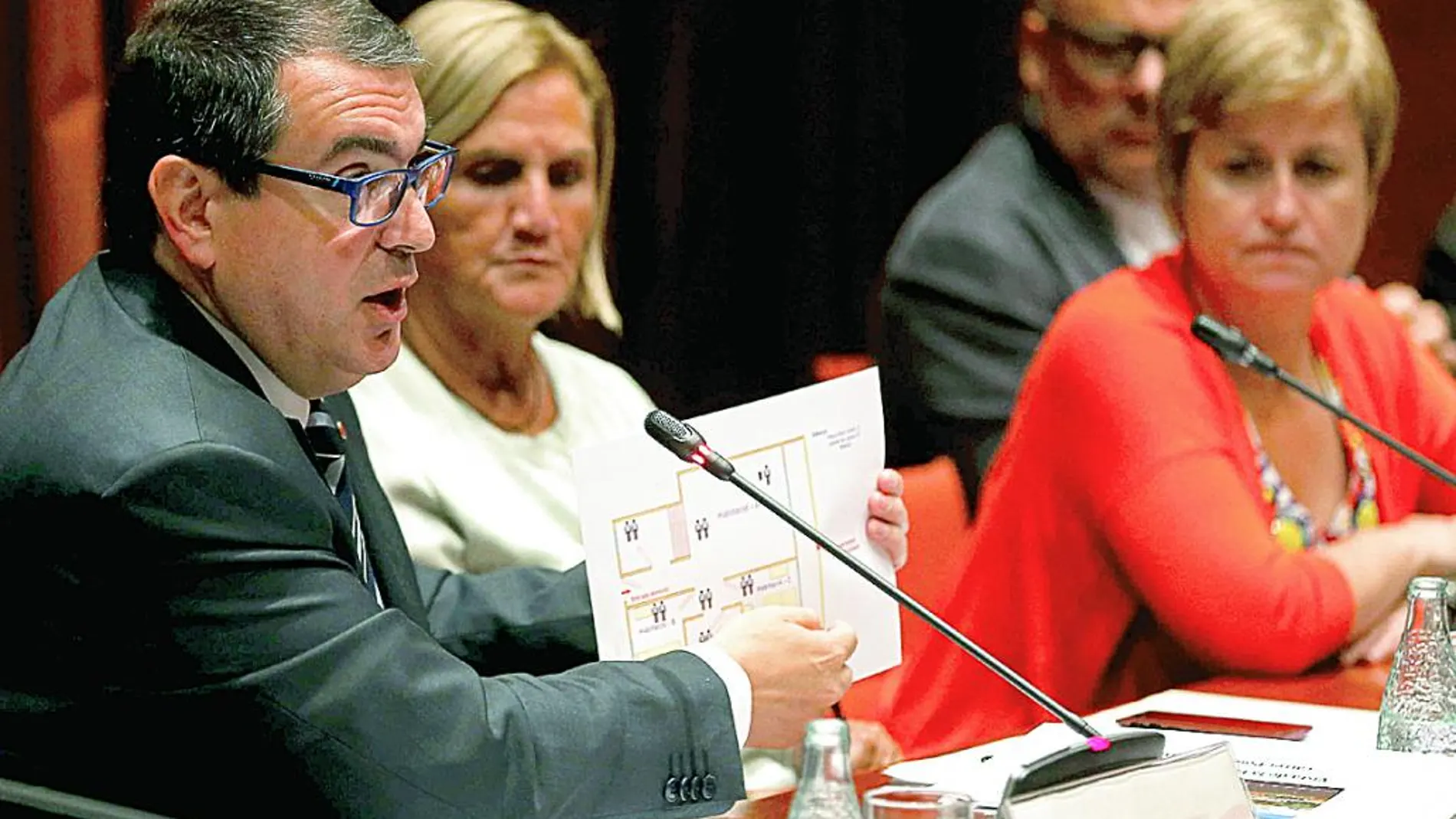 El conseller Jordi Jané durante su comparecencia para explicar la operación policial contra el «top manta»