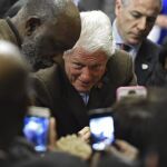 El expresidente de los Estados Unidos Bill Clinton (c) saluda a seguidores en un acto de campaña de su esposa Hillary Clinton