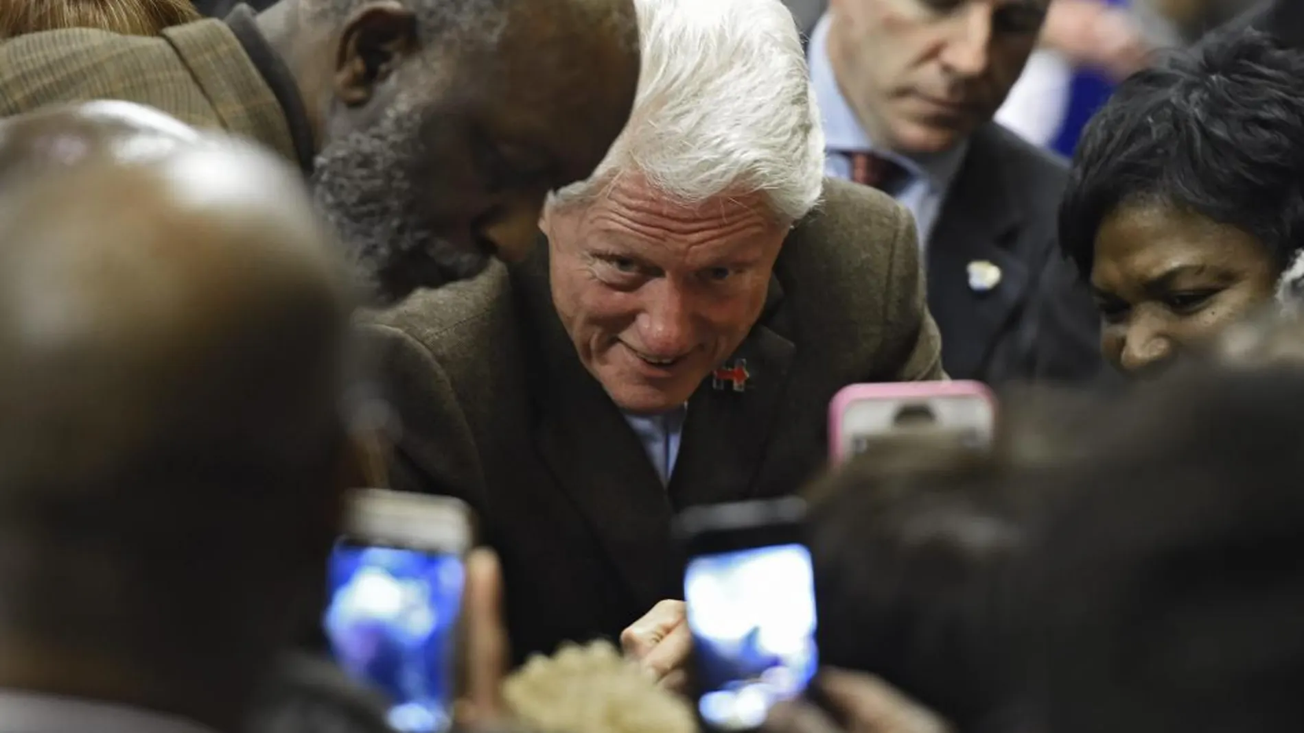 El expresidente de los Estados Unidos Bill Clinton (c) saluda a seguidores en un acto de campaña de su esposa Hillary Clinton