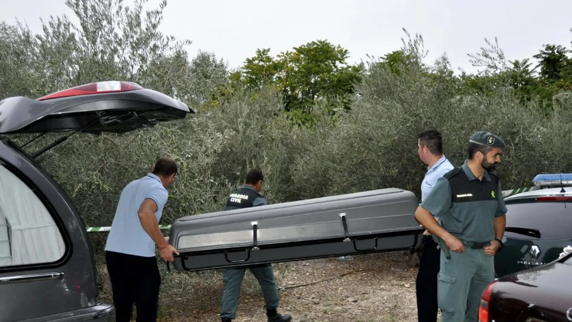 Traslado del cuerpo del joven de 24 años que permanecía desaparecido en Huétor Tájar (Granada), cuyo cadáver se ha encontrado hoy en el cauce del Genil.